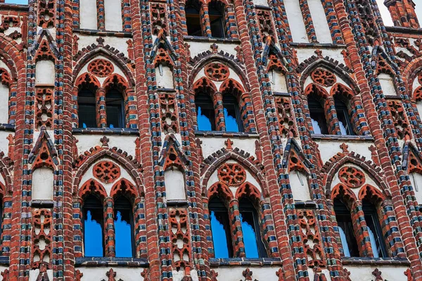 Almanya 'nın Greifswald kentinin tarihi pazar meydanında cepheler..