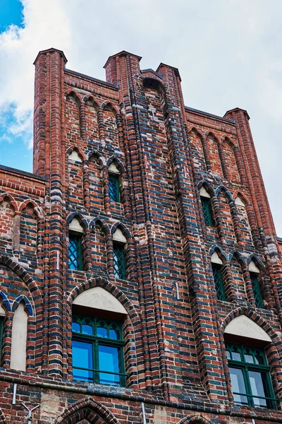 Almanya 'nın Greifswald kentinin tarihi pazar meydanında cepheler..