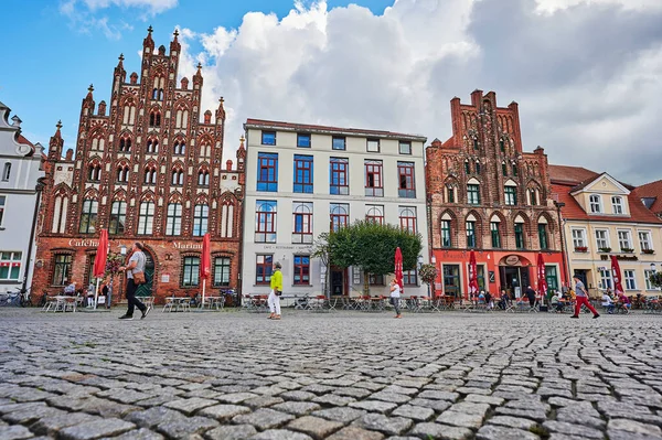 Greifswald, Almanya - 31 Ağustos 2020: Almanya 'nın Greifswald kentinin tarihi pazar meydanı. 