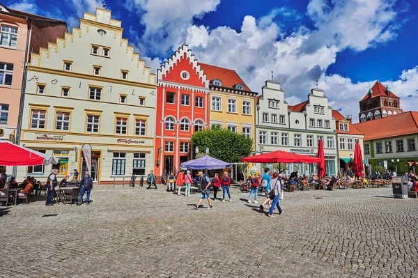 Greifswald, Almanya - 31 Ağustos 2020: Almanya 'nın Greifswald kentinin tarihi pazar meydanı. 