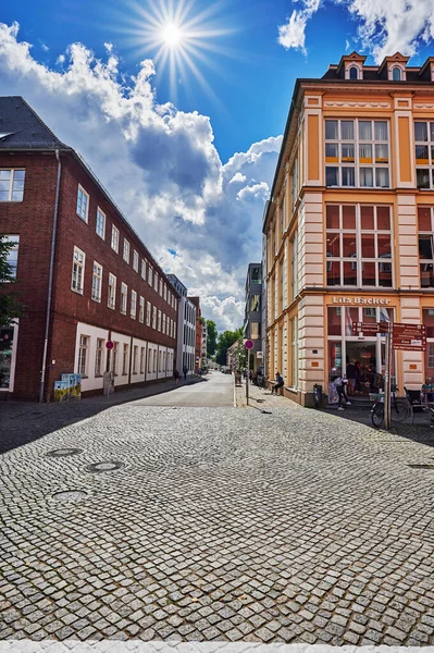 Greifswald, Almanya - 31 Ağustos 2020: Almanya 'nın Greifswald kentinin tarihi pazar meydanı. 