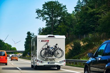 11. Otoyol, Almanya - 30 Ağustos 2020: Otoyoldaki otomobil kıç tarafına bir bisiklet taşıyıcısı monte edilmiş.