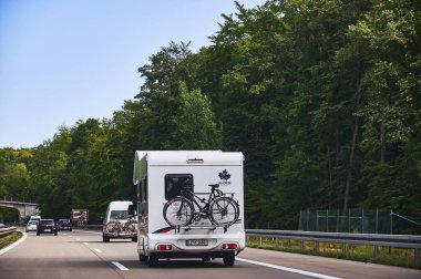 11. Otoyol, Almanya - 30 Ağustos 2020: Otoyoldaki otomobil kıç tarafına bir bisiklet taşıyıcısı monte edilmiş.