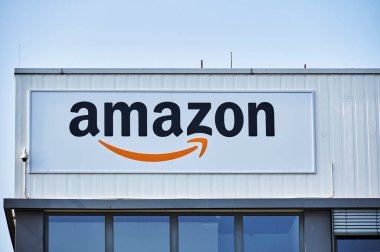 Berlin, Almanya - 12 Eylül 2020: Amerikalı bir internet perakendecisinin sevk merkezine bakın.