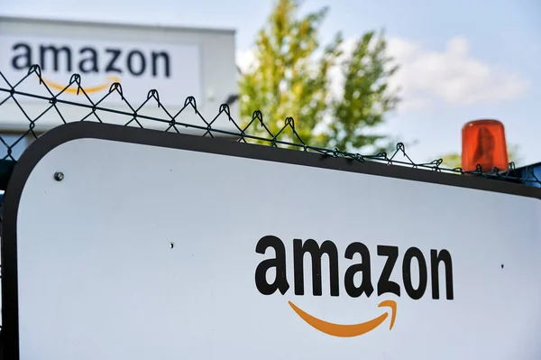 Berlin, Almanya - 12 Eylül 2020: Amerikalı bir internet perakendecisinin sevk merkezine bakın. Odak ön planda yatıyor..
