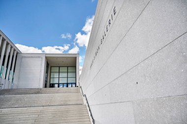 Berlin, Almanya - 26 Nisan 2020: Berlin Müzesi Adası Ziyaretçi Merkezi 'nin modern giriş alanı.