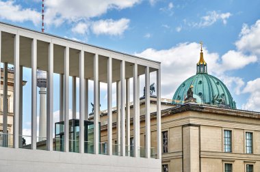 Berlin, Almanya - 26 Nisan 2020: Solda Müze Adası Ziyaretçi Merkezi 'nin modern giriş alanı ve sağda kubbeli çatısı olan Eski Müze, Berlin TV kulesi.