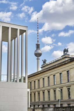 Berlin, Almanya - 26 Nisan 2020: Soldaki Müze Adası Ziyaretçi Merkezi 'nin modern giriş alanı ve sağdaki Eski Müze, arka plandaki Berlin TV kulesi.