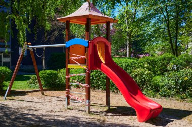 Berlin, Almanya 'da Covid-19 virüsü ve bariyer bandıyla temasın engellenmesi nedeniyle kapalı olan çocuk parkı.