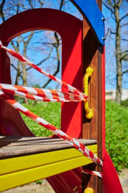 Berlin, Almanya 'da Covid-19 virüsü ve bariyer bandıyla temasın engellenmesi nedeniyle kapalı olan çocuk parkı.