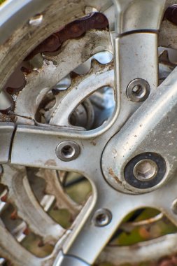 İhmal edilmiş bir bisikletin acil bakıma ve onarıma ihtiyacı olan makro görüntüleri..