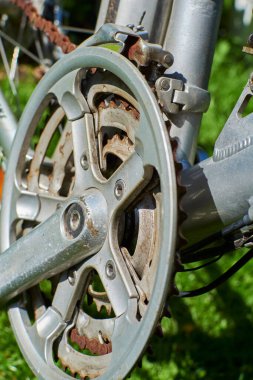 İhmal edilmiş bir bisikletin acil bakıma ve onarıma ihtiyacı olan makro görüntüleri..