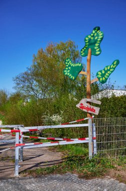 Berlin, Almanya 'da Covid-19 virüsü ve bariyer bandıyla temasın engellenmesi nedeniyle kapalı olan çocuk parkı. Metin Almanca oyun alanı anlamına geliyor..