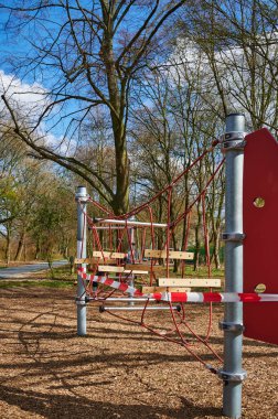 Berlin, Almanya 'da Covid-19 virüsü ve bariyer bandıyla temasın engellenmesi nedeniyle kapalı olan çocuk parkı.