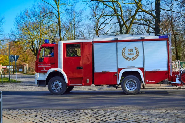 2020年4月6日 ドイツ グロッツィーゼン 展開場所へ向かう消防隊の消防車 — ストック写真