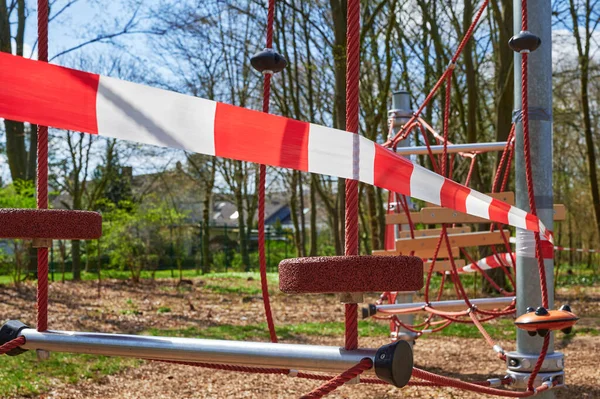 Berlin, Almanya 'da Covid-19 virüsü ve bariyer bandıyla temasın engellenmesi nedeniyle kapalı olan çocuk parkı.