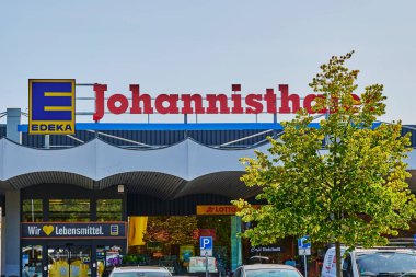 Berlin, Almanya - 17 Eylül 2020: Berlin, Almanya 'da bir süpermarketin girişi.