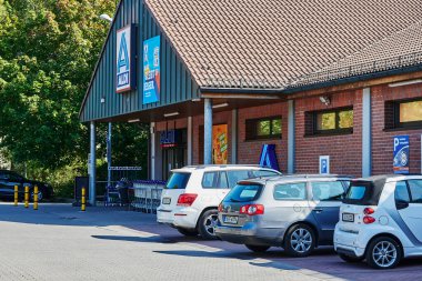 Berlin, Almanya - 17 Eylül 2020: Berlin, Almanya 'da bir süpermarketin girişi.