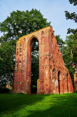 Almanya 'nın Greifswald kentindeki bir halk parkındaki ortaçağ manastırı yıkıldı..