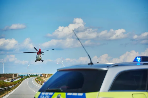高速道路20 ドイツ 2020年8月30日 ドイツの高速道路での救助活動中の警察の車とヘリコプター — ストック写真