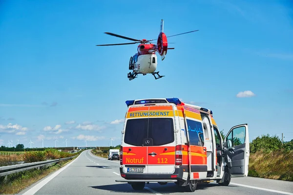 Dálnice Německo Srpna 2020 Sanitka Vrtulník Při Záchranné Operaci Dálnici — Stock fotografie