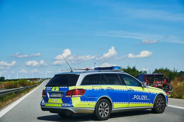 20. Otoyol, Almanya - 30 Ağustos 2020: Almanya 'da bir otoyolda bir kurtarma operasyonu sırasında polis arabası.