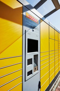 Berlin, Almanya - 17 Eylül 2020: DHL 'deki dolaplar için alıcının alabileceği paketler için kontrol paneli.