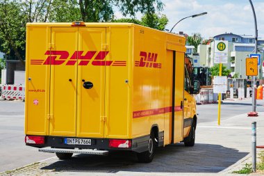 Berlin, Almanya - 17 Eylül 2020: Berlin, Almanya 'da bir alışveriş caddesinde paketler için DHL dağıtım aracı.