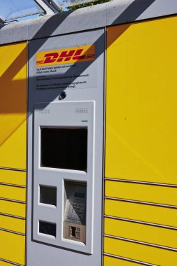 Berlin, Almanya - 17 Eylül 2020: DHL 'deki dolaplar için alıcının alabileceği paketler için kontrol paneli.