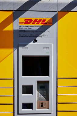 Berlin, Almanya - 17 Eylül 2020: DHL 'deki dolaplar için alıcının alabileceği paketler için kontrol paneli.