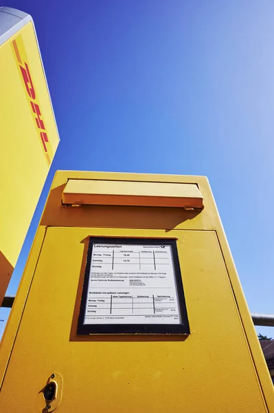 베를린 2020 아래있는 포스트의 노란색 우편함 — 스톡 사진