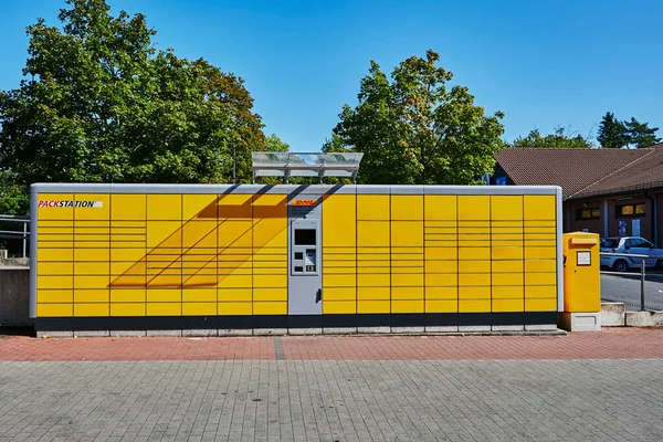 Berlin, Almanya - 17 Eylül 2020: Alıcının oradan alabileceği paketler için DHL dolapları.