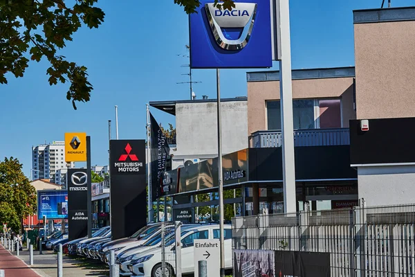 Berlin, Almanya - 17 Eylül 2020: Berlin, Almanya 'da farklı araba markalarının işaretleri.