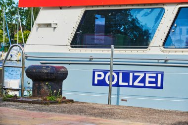 Greifswald, Almanya - 1 Eylül 2020: Almanya 'nın Greifswald limanındaki su polisi teknesi.