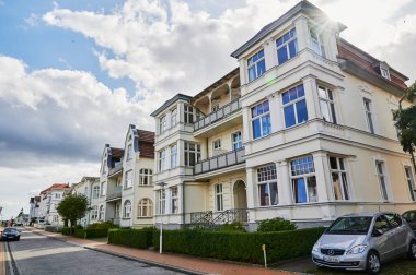 Bansin, Almanya - 14 Eylül 2019: Baltık Denizi 'ndeki Bansin kasabasındaki tipik binalar.