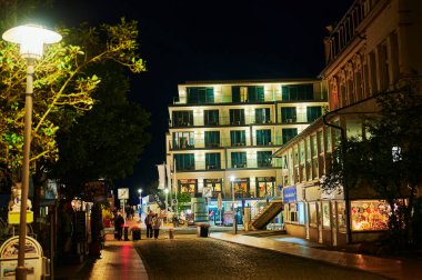 Bansin, Almanya - 13 Eylül 2019: Baltık Denizi kıyısındaki Bansin kasabasındaki yaya alanının gece görüntüsü.