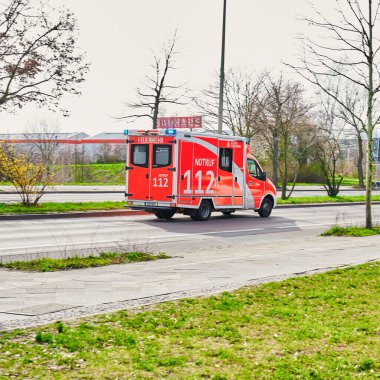 Berlin, Almanya - 15 Mart 2020 Berlin İtfaiye Departmanı 'nın bir görev sırasında ambulansı.