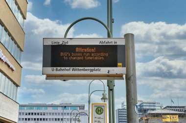 Berlin, Almanya - 19 Mart 2020: Covid-19 salgınından dolayı seyahat sürelerinin değiştiğini gösteren Berlin, Almanya 'da bir otobüs durağının görüntülenmesi.