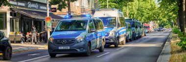 Berlin, Almanya - 28 Haziran 2019 Berlin polisinin bir nargile barının önünde birkaç acil durum aracıyla operasyonu.
