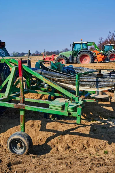 观察准备在德国准备种植芦笋的拖拉机和机器 — 图库照片