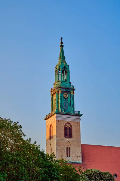Vid Solnedgången Tände Spira Den Historiska Mariakyrkan Centrala Berlin Tyskland — Stockfoto