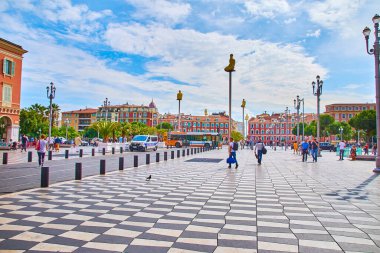 Nice, Fransa - 6 Ekim 2018 'de Nice' deki Place Massna 'da yol kenarındaki polis arabasıyla güvenlik önlemlerini artırmak için sokak manzarası.