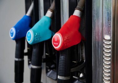 Berlin, Almanya - 16 Eylül 2019: Bir Alman benzin istasyonunda farklı türde benzin için üç gaz pompası başlığı.