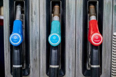 Berlin, Almanya - 16 Eylül 2019: Bir Alman benzin istasyonunda farklı türde benzin için üç gaz pompası başlığı.