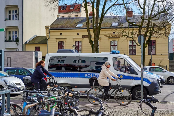 Berlin Németország 2020 Március Street Scene Policecar Cyclists Other Traffic — Stock Fotó