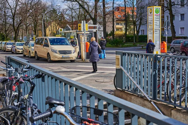 Berlin Niemcy Marca 2020 Scena Uliczna Skrzyżowaniu Dróg Berlinie Niemcy — Zdjęcie stockowe