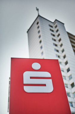 Berlin, Almanya - 17 Eylül 2020: Berlin 'deki bir bankanın logosu.