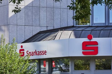 Berlin, Almanya - 17 Eylül 2020: Berlin 'deki bir bankanın logosu.