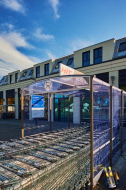 Berlin, Almanya - 3 Ekim 2020: Bir dükkanın önündeki sıra sıra alışveriş arabalarına bakın.