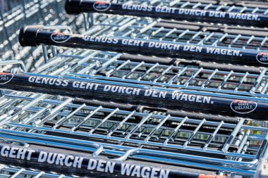 Berlin, Almanya - 3 Ekim 2020: Bir dükkanın önündeki sıra sıra alışveriş arabalarına bakın.